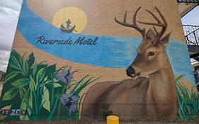 Riverside Motel & Suites